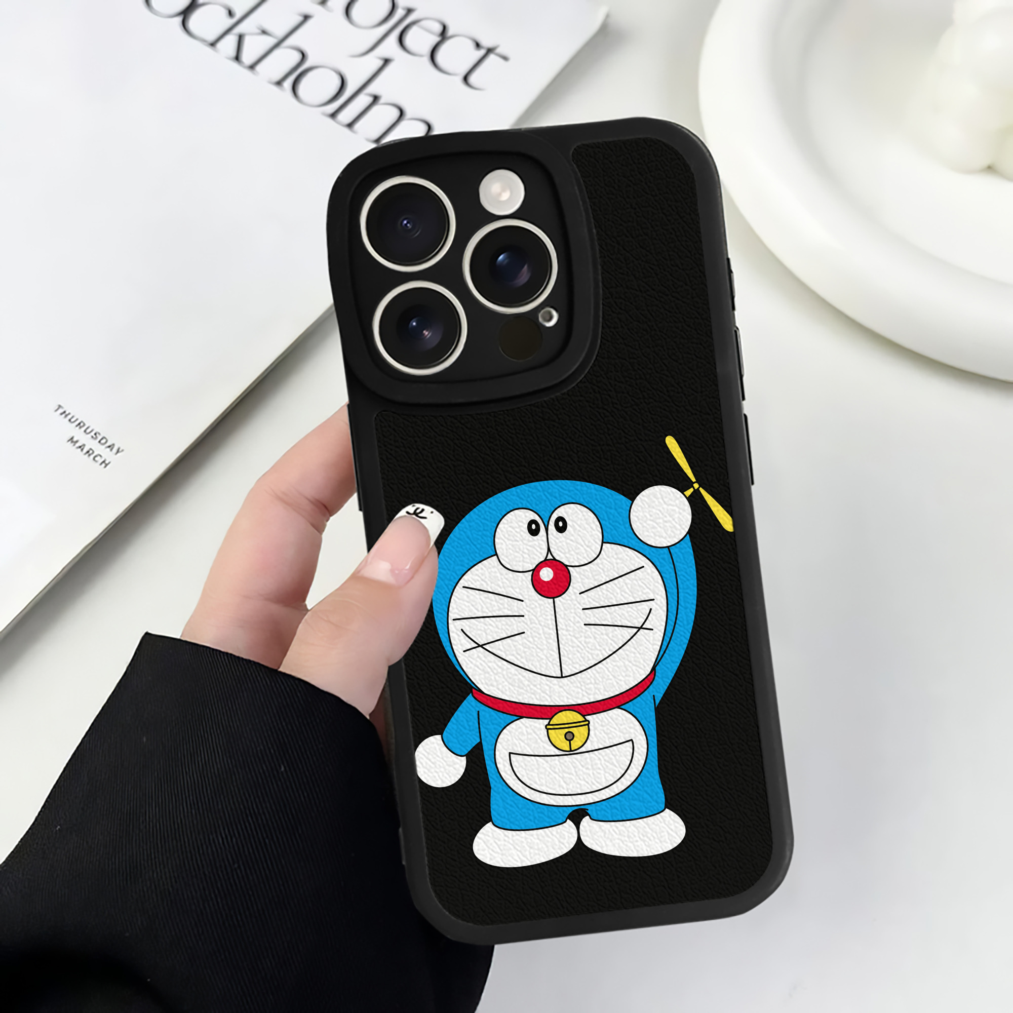（画像用） ドラえもん Doraemon 【iPhone 16シリーズ対応】シリコンスマホケース（レザー調） 材質：シリコン